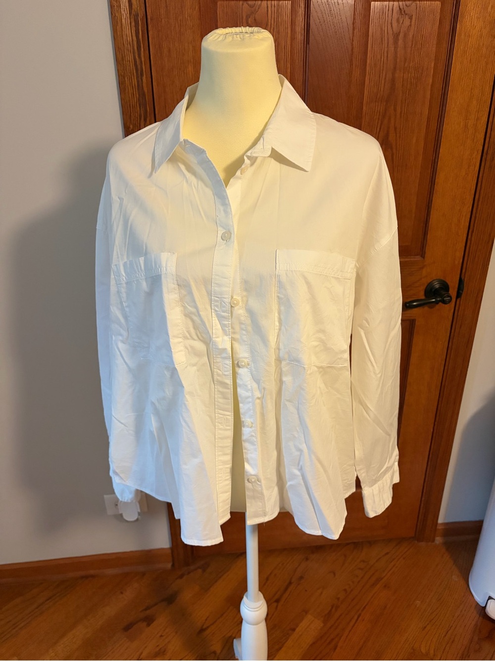 Old Navy white boyfriend shirt in size L #boyfriend #relaxed